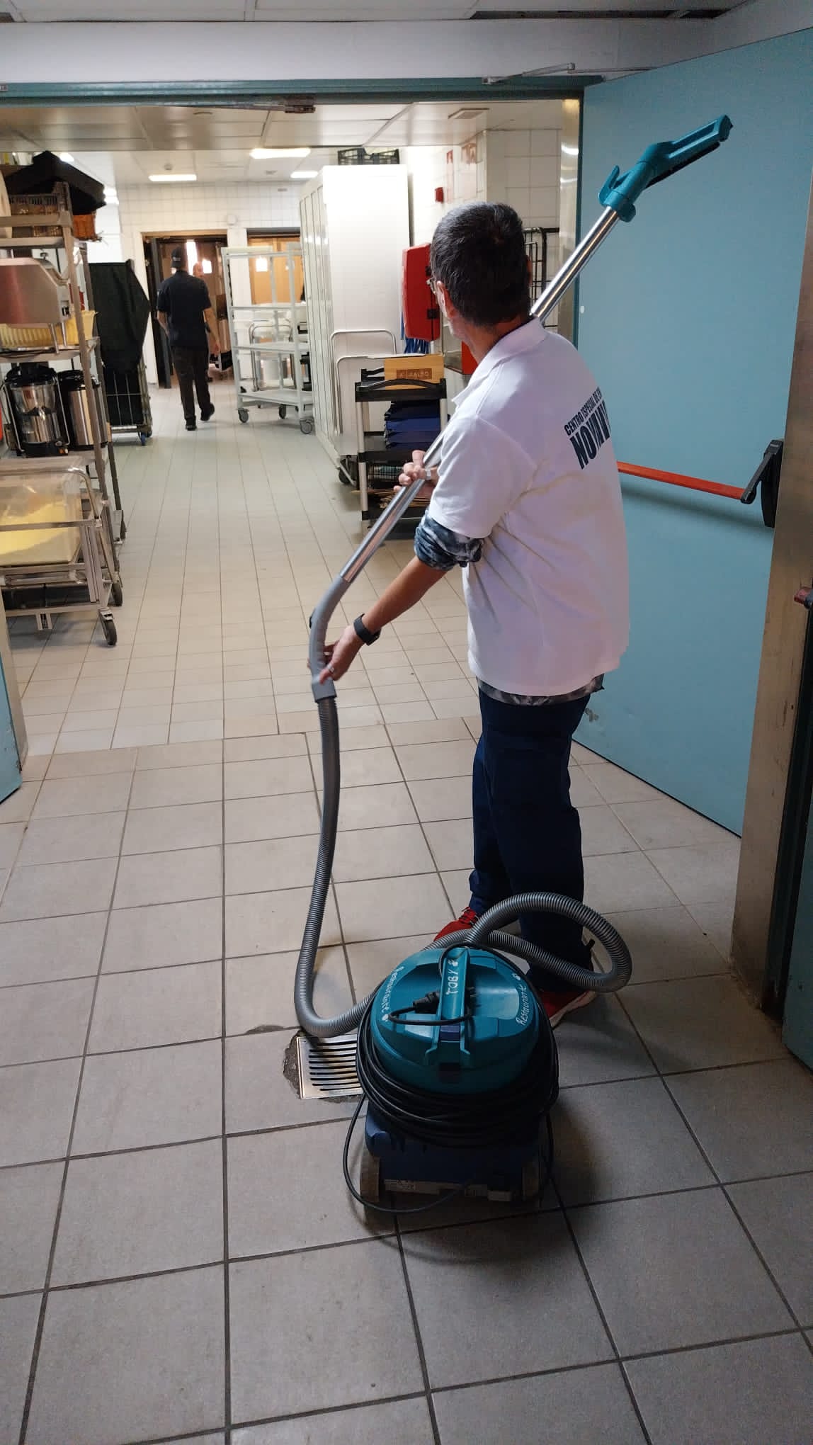 Persona contratada por Novavida ejerciendo servicio de limpieza en hotel de Fuerteventura